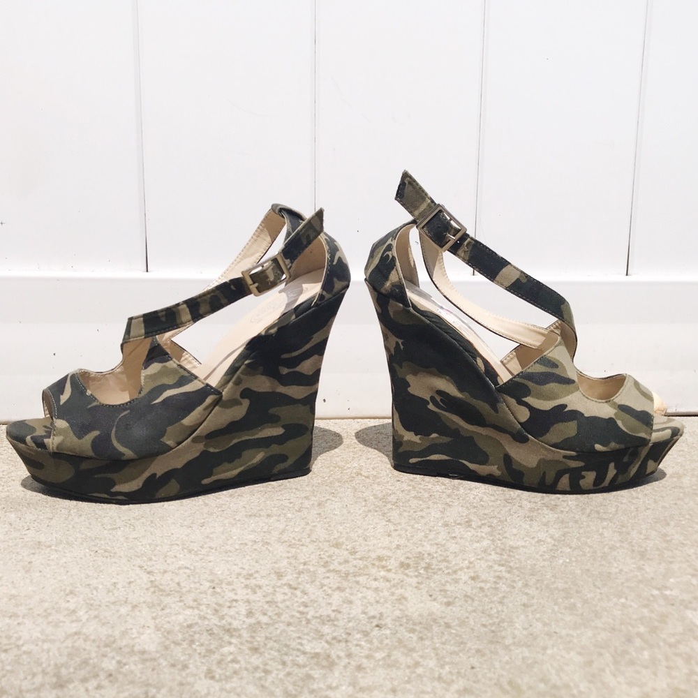 Bolaro camo wedge sandal